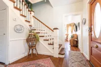 Relaxing Farmhouse, pet friendly, walk to town