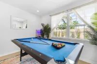 Heated POOL 4B/2B Mins to PGA Golf & the Beach!
