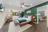 Fun Getaway: Pool, Jacuzzi, Games, 7BR, Stadium