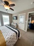 NEW LISTING *Lakefront* Sleeps 6* Pool* Hotel dekat Sugar Creek Mini Golf