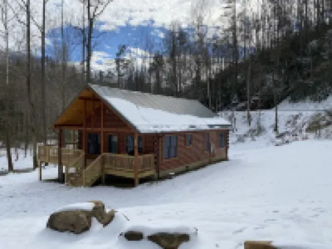 New 2/2 log cabin, rushing trout stream, hot tub, fireplace, 4 acres