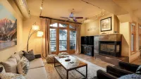 DOWNTOWN LUXURIOUS PENTHOUSE CONDO W/ PRIVATE SKI LOCKER Hotels in Routt County