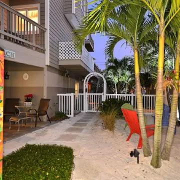 Lovebirds' Retreat - Steps to Siesta Key Public Beach -