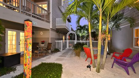 "Safe & Clean" Honeymoon Suite, - only 60 steps to the Siesta Key Public Beach - Отели рядом с достопримечательностью «Кресент Бич»