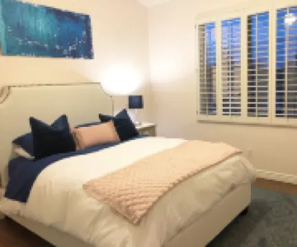 Resort Living! Quiet Lakefront Home. Pool, large shaded patio, fishing, sleeps 9