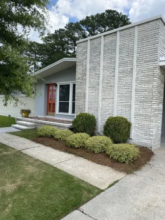Bonnie On Clyde,Whole house in beautiful neighborhood with private garden patio