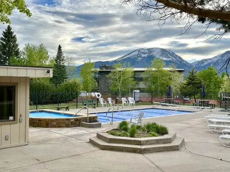 Cozy, Modern Lakeside Condo