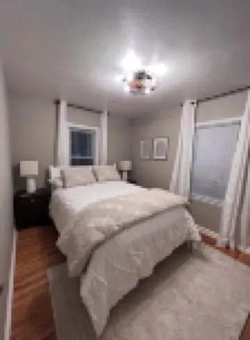 Mid-Century modern 2-bedroom home near McKennan Park, hospitals and universities