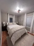 Mid-Century modern 2-bedroom home near McKennan Park, hospitals and universities