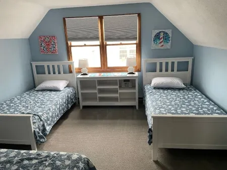 Year round beach house 5 minute walk to beach with all the comforts of home. Отели рядом с достопримечательностью «Лонг Сандс Бич»