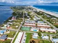 Pelican Inlet - Cozy Beach Condo!1 block from the beach! Sleeps 6. Pool/Tennis Hotels in Crescent Beach