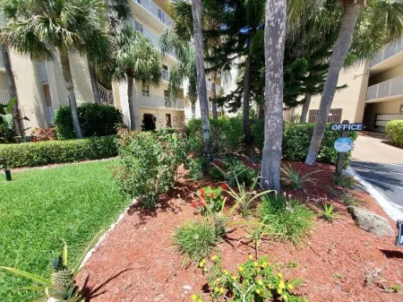 Ground Floor Newly Remodeled Large Condo on Car Free Section-New Smyrna Beach Отели в г. Нью Смирна Бич