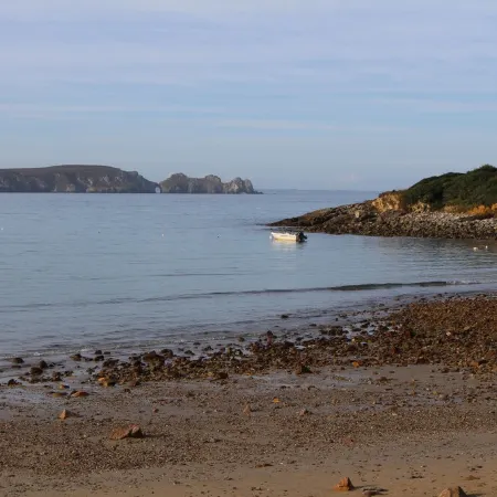 Wooden chalet with sea view, lovely garden, 5-minute walk to the beach. Dogs welcome.