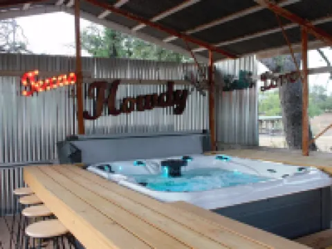 Roadside at 'Bout DAM Time - Cozy Lakeside Cabin, Nature Retreat, & Brew Pub! Hotels in Buchanan Dam