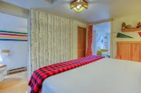Downtown Boothbay Harbor Vintage Summer Camp Suite