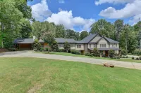 8-bedroom Luxury Home, 4.8 Acre w/ Pool, Minutes to Suwanee downtown and Lake Hotel in zona Downtown Buford