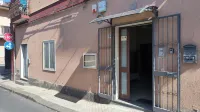 Three-room apartment with 2 bathrooms for couples or families Hotels near Colossum