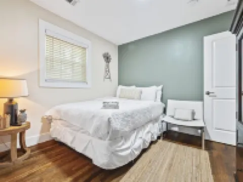 Urban Escape: 5BR Retreat Hotels in Decatur