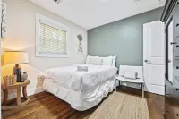 Urban Escape: 5BR Retreat Hotels near Wesley Chapel Crossing