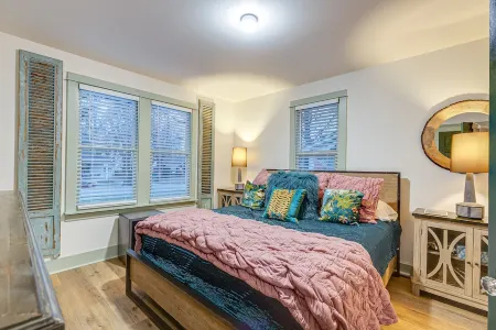 Completely Renovated Historical Cottage -- Walking distance to Downtown Franklin