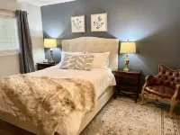 Newly Renovated 3BR/2BA Condo: Great Location with Stunning Mountain Views!