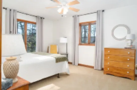 Perfect Summer Get Away! Charming 4 Bedroom Lake Front Home.