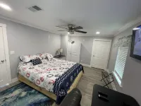 Captains Quarter/ canal front, private pool, dock for two boats.