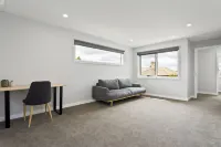 North Edge Townhouse ~ Free Parking, City, Modern
