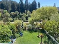 RIVERFRONT, KAYAKS, DOCK, YARD, VIEW,  HOT TUB, POOL TABLE, BBQ, 5 STAR