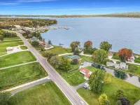 4B Lakefront home off M22 with access to Lake Michigan! Hotels in Onekama Township