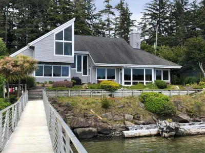 Dream Home in a bit of paradise with private dock. The Chicken Coop on Maple 주변 호텔