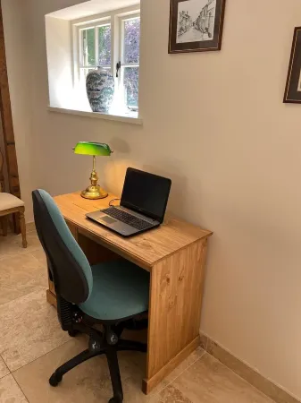 Secluded,  warm & cosy cottage - rural but  10 mins easy walk of shop/pubs. Отели рядом с достопримечательностью «St Michael and All Angels West Andover and Preschool»