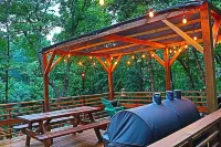 Overlook National Forest, Cozy cabin with hot tub and firepit.