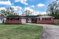 Cheerful 4 bedroom home with  heated pool & lake views