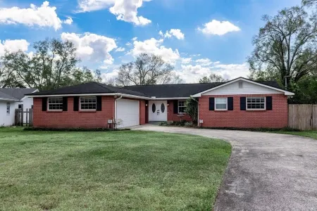 Cheerful 4 bedroom home with  heated pool & lake views