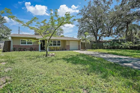 Lealman - Traveler's Corner