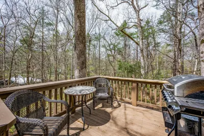 The Cove: Nestled amongst huge boulders and trees - Pool and Fitness Access! Hotels near Wood-N-Strings Dulcimer Shop