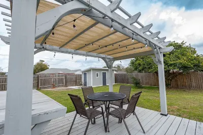 Perfect for FamiliesPrivate Pool, Hot Tub, Fenced Yard, Pets ok, Near Beaches