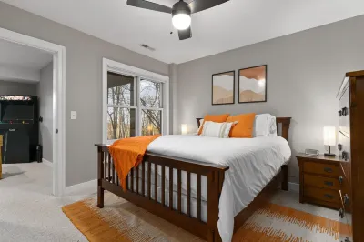 Modern Wintergreen Cabin with Hot Tub, Sauna Hotels near Humpback Rocks