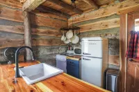 Cabin w modern upgrades next to the BEST wine, stars, peace, hot tub, relax