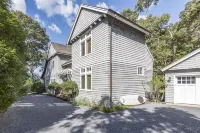 East Hampton: Chic 4 bed, Water Views, Walk to Beach, 5 min drive to Amagansett Hotels in Springs