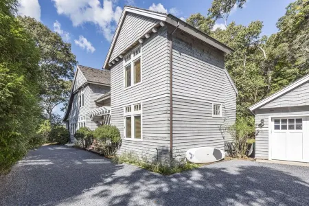 East Hampton: Chic 4 bed, Water Views, Walk to Beach, 5 min drive to Amagansett