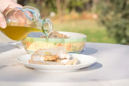 Old farmhouse surrounded by olive groves, near the village, 5 places, first floor, swimming pool