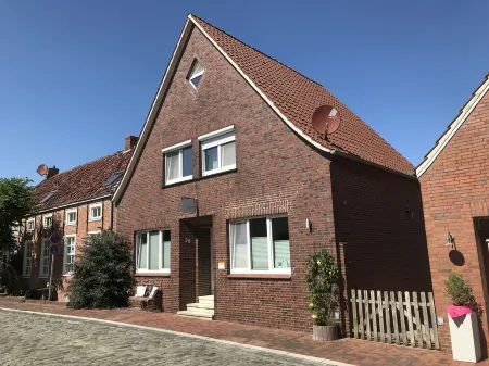 Four stars at the harbor: Modern renovated fisherman's house directly at the Ditzumer harbor