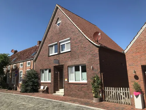 Four stars at the harbor: Modern renovated fisherman's house directly at the Ditzumer harbor