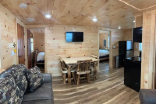 MAPLE COTTAGE - Lakefront on Thayer Lake in Alden with WiFi, AC
