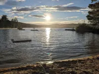 Cozy & bright getaway close to ski mountains and lake