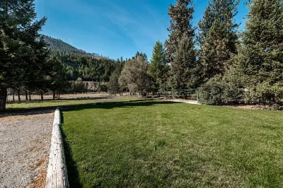 ⭐️ Riverbend Retreat ⭐️ Riverfront⭐️Relax by the fire