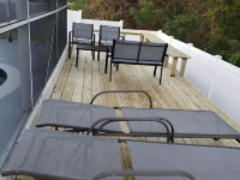 Amazing heated pool 4 BR/2 baths newly renovated home with large deck! Hotels in Wesley Chapel