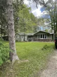Cute home across the street from full rec-Chain O Lakes Waupaca Hotel dekat Timber Creek Gift Shop